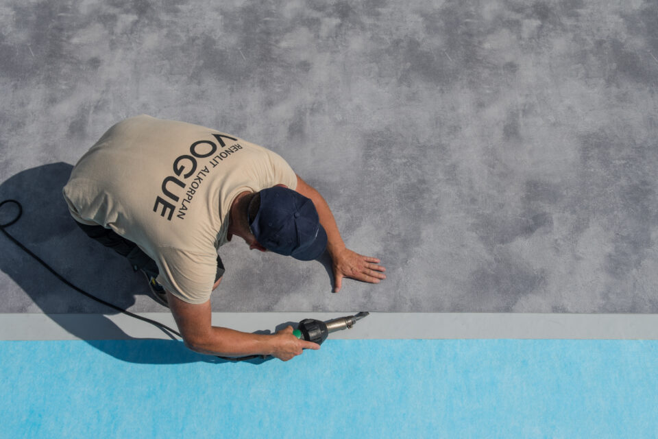 Aumenta la Popularidad de los Interiores de Piscinas de Membrana Armada 2 12 courtesy renolit pvc installation pool floor detail copy 2 2 960x640 1